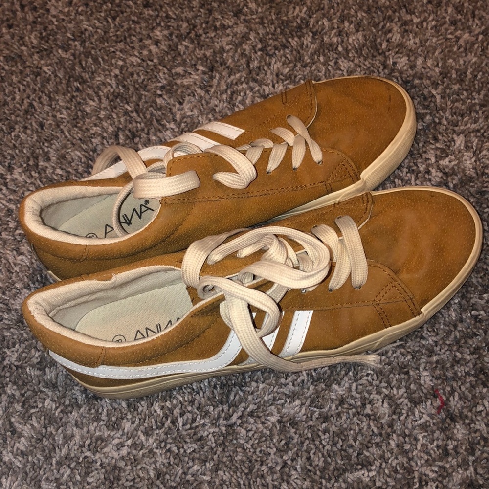 womens shoes yellow/goldish